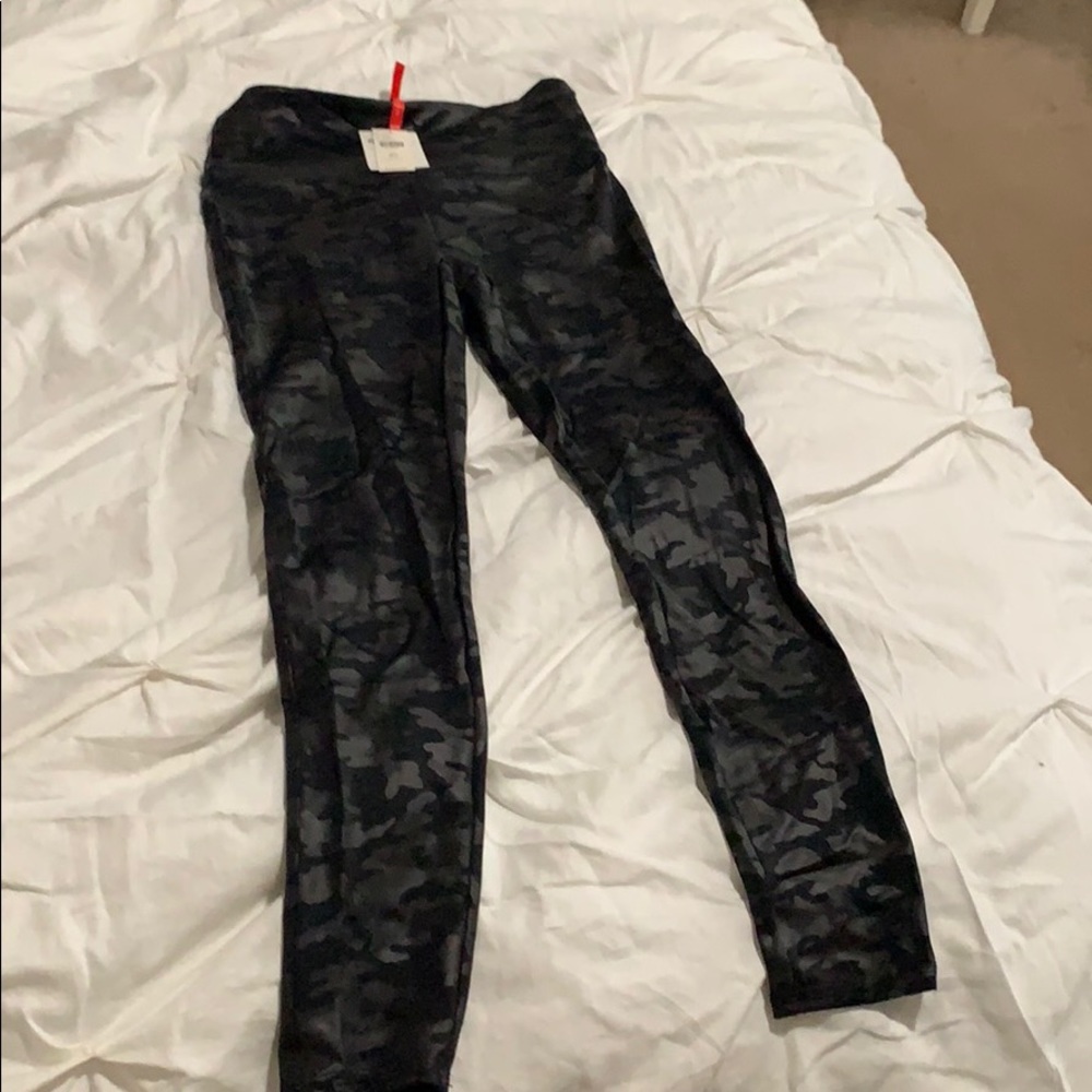 Spanx Camo Leggings size Medium Petite